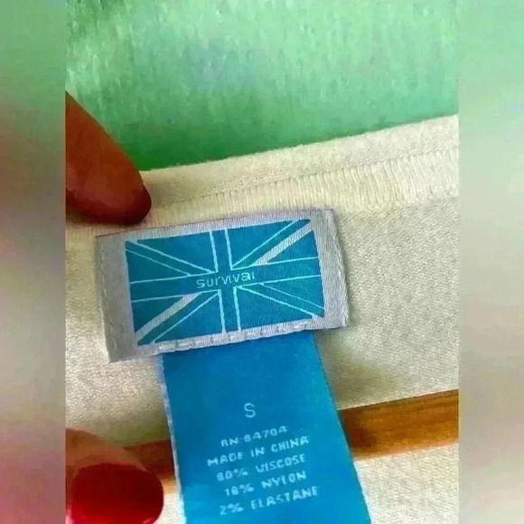 SURVIVAL - white oversized v-neck sweater, fitted elbow length sleeves. … - Picture 2 of 10